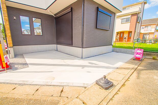 通勤や家族の送迎など、毎日の生活にマイカーが欠かせない方にとって駐車場は大事な条件。敷地内にカースペースがあれば、お出かけやお買い物の際の搬入出もらくらくです。