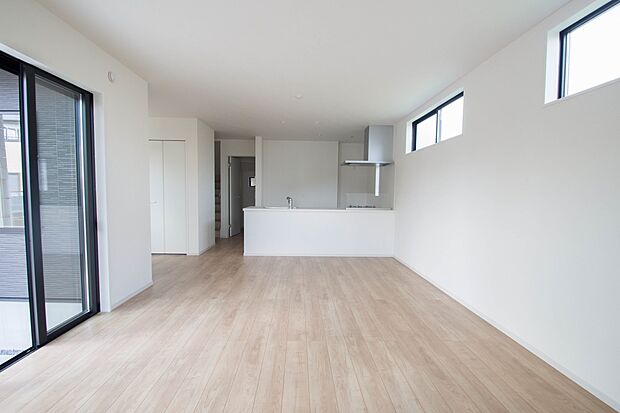 明るく開放的なダイニング。家族とのコミュニケーションが取りやすく、みんなの笑顔が溢れます。