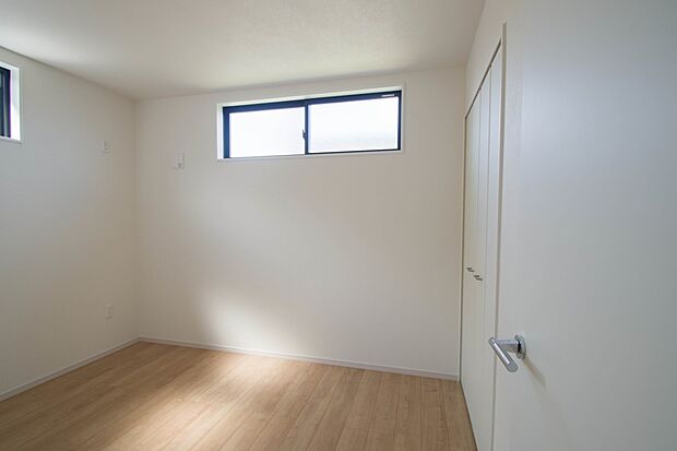 独立性を高めたお部屋。たっぷりの収納も配備しており、片付いた空間を現実出来そう。陽光も降り注ぐ明るく開放的な空間が魅力的。