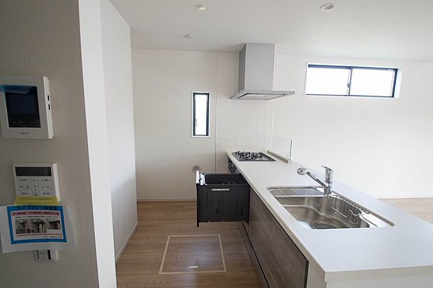 食洗機完備なので冬場の冷たい洗い物や忙しい主婦だからこそ食洗機をかけてる間に他の家事をこなすこともできちゃいますね。