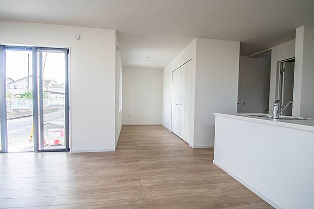 通風・採光に優れ、心地よい光と風が溢れています。 贅沢で豊かな居住性と、プライドを満たすクオリティが見事に調和した住空間。新築ならではの快適なひとときをご体感頂ける筈です。