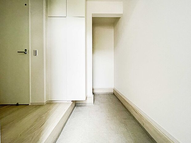 玄関扉を開くとゆったりとした空間。この感動を現地で是非体感してみて下さい。