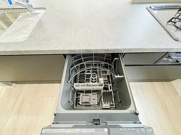 食器洗浄機付きなので、食器洗いの煩わしさから開放されて時間を有効活用できます。手荒れ防止にもなりますよ。