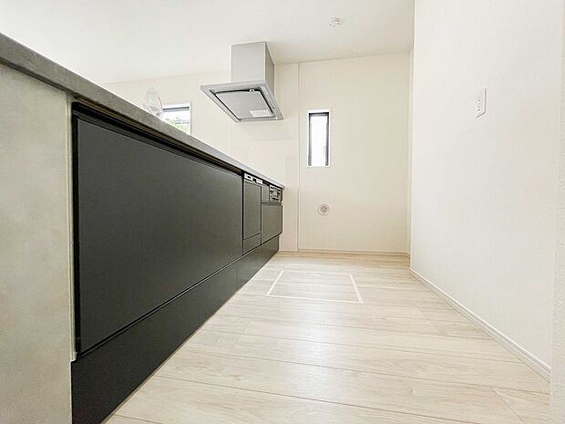 カウンターキッチンは広くて収納力もあるので、快適に料理をすることができます。食器や炊事用具を手の届くところに配置しやすいため調理もスピーディーです。