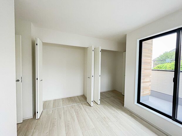 バルコニーに直接出入りできるお部屋です。ちょっと外の空気を吸いたい時や、ベランダでミニガーデニングなども楽しめそうです。