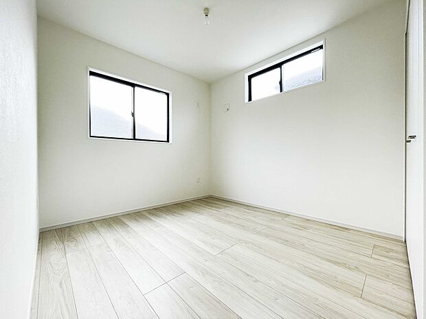 独立性を高めたお部屋。たっぷりの収納も配備しており、片付いた空間を現実出来そう。陽光も降り注ぐ明るく開放的な空間が魅力的。