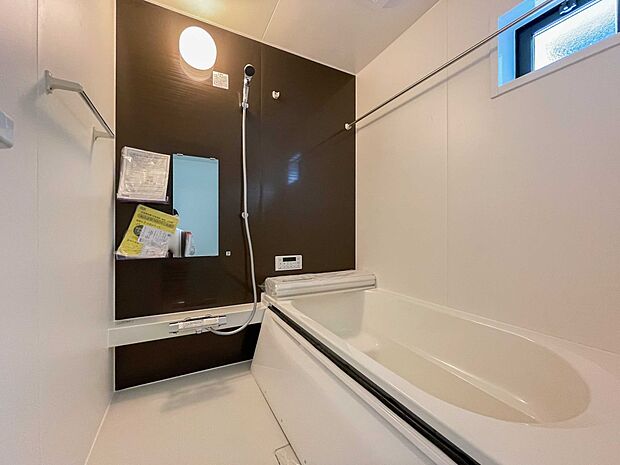 「浴室がジメジメしないので、掃除が楽になった」「いつでも洗濯物を干せるのが安心」「花粉症で外干しできないから便利」そんな声を多く頂いている、便利機能の浴室乾燥機付きです。