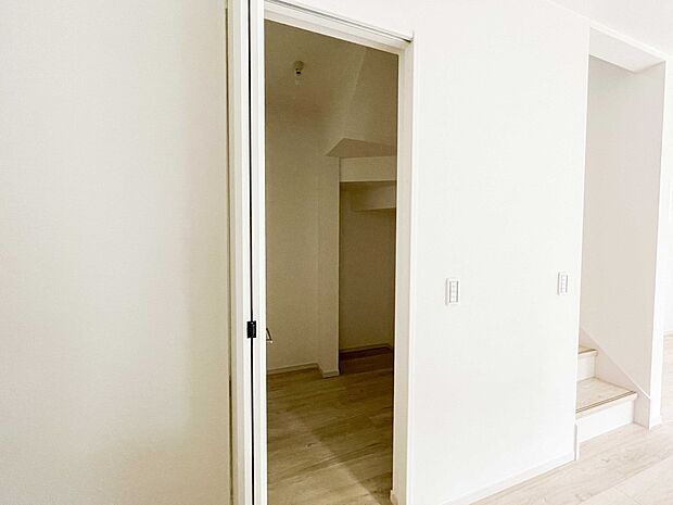 パントリーは常温保存できるパン、お米、調味料、缶詰など、日常的に使うものや未開封の食品の収納にぴったり。棚にものを並べて収納すれば、何が足りないのかひと目で確認できます。