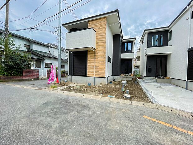 街に溶け合う美しい景観と、採光や風通しを考えて設計された間取り。近隣の視線を考え調整した窓位置など、外観だけでなく、住まうご家族の心地よさを最優先しました。