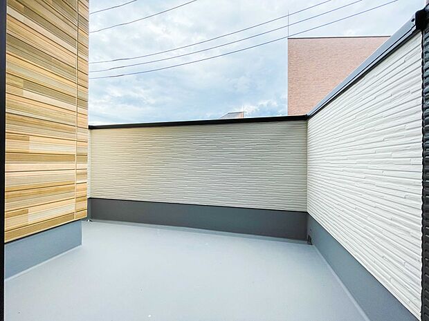 青い空が近くに感じるバルコニーは、爽やかな風をお部屋へ運んでくれます。