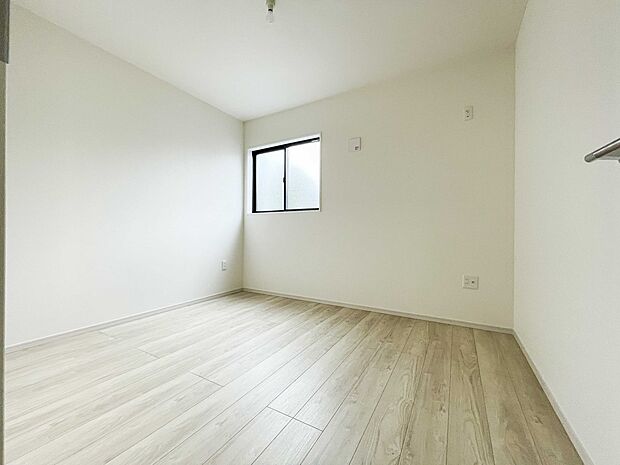 太陽の光がお部屋を照らしてくれます。こんな朝を迎えると今日一日を頑張ろうと思えてきますよね。