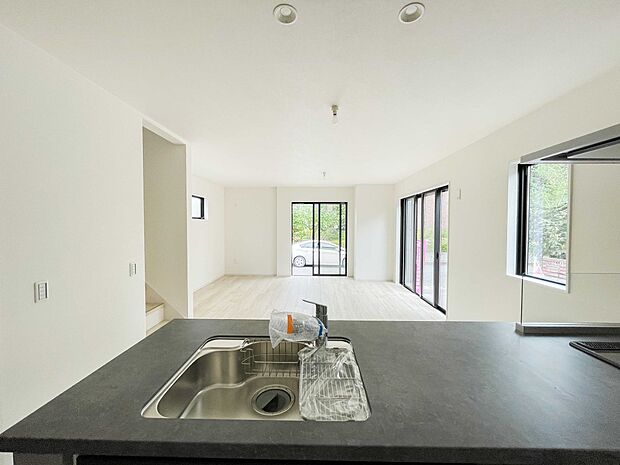 カウンターキッチンなら、リビングで遊ぶ子供の様子を見ながら料理ができるので安心です。料理を運んでもらったり、子供にお手伝いしてもらいやすいのもいいですね♪