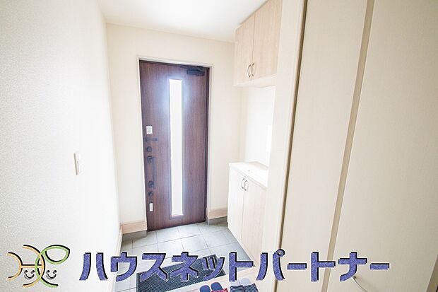 玄関扉を開くとゆったりとした空間。この感動を現地で是非体感してみて下さい。