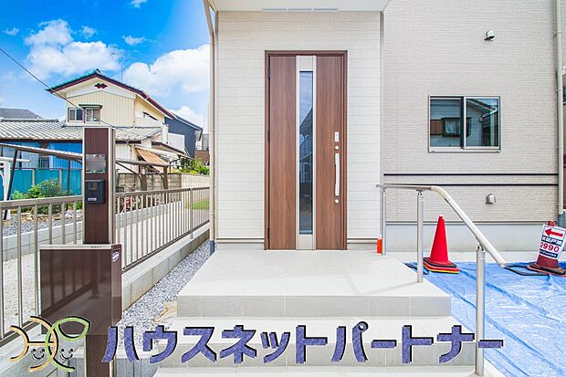 玄関の扉を開けるとそこは家族の待つお家。笑い声が聞こえてきそう。