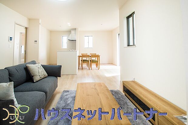 通風・採光に優れ、心地よい光と風が溢れています。 贅沢で豊かな居住性と、プライドを満たすクオリティが見事に調和した住空間。新築ならではの快適なひとときをご体感頂ける筈です。