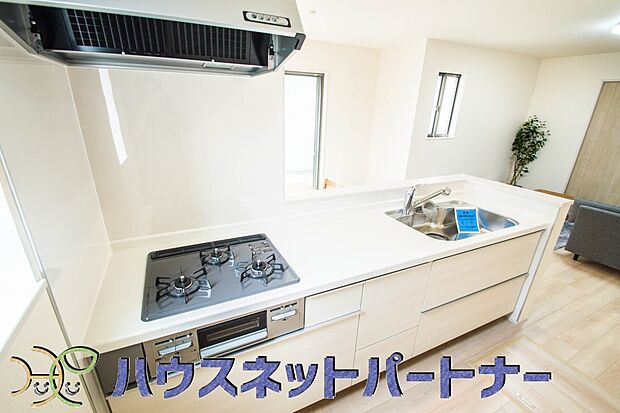 家族の様子を見ながらキッチンでお料理。一日の出来事を会話しながらの家事は嬉しいコミュニケーション。