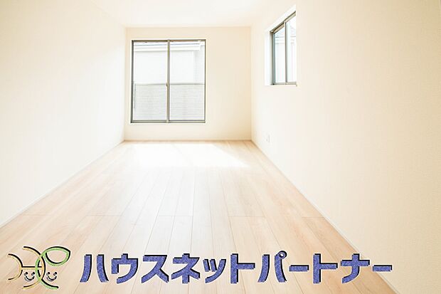明るい窓のあるお部屋は子供部屋にぴったり。可愛い家具で素敵なお部屋に。