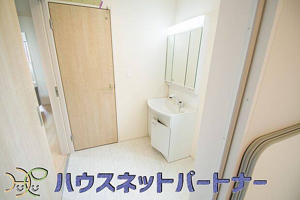 大きく見やすい三面鏡で清潔感ある洗面台は、身だしなみチェックや肌のお手入れに最適です。何かと物が増える場所だからこそ、スッキリと見映えの良い空間に拵えました。