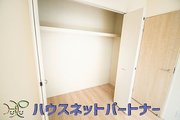 壁面クローゼットのメリットは、衣類が横一列に並ぶためひと目で洋服が選びやすいこと。衣類をたくさんお持ちの方も、限られたスペース内に無理なく収納することができます。