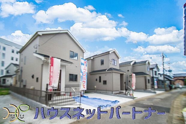 街に溶け合う美しい景観と、採光や風通しを考えて設計された間取り。近隣の視線を考え調整した窓位置など、外観だけでなく、住まうご家族の心地よさを最優先しました。