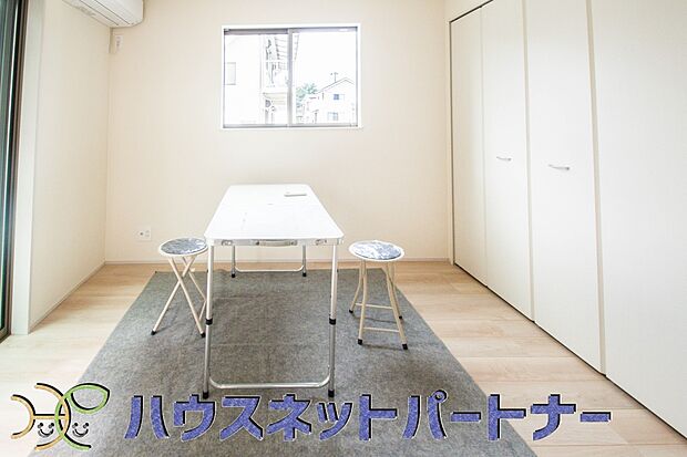 リビング併設の洋室。和室ではないので、引き戸を開ければ、違和感なく広々空間が出来上がり。