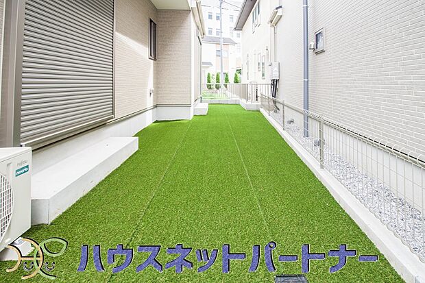 一戸建ての醍醐味は、何といっても庭があること。花や野菜を育てたり、子供と遊んだり、お客様を迎えたり…。大切なペットと過ごす心地良いスペースにもなりますね。