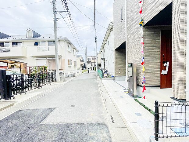 都会的な、ハイセンスな時間とともに、対照的な成熟した街並みを併せ持つことも、この邸宅の大きな特徴です。完成した現地をご体感下さい。