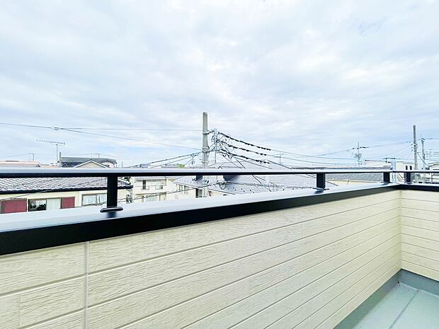 朝の澄んだ空気や、夕方に吹く清々しい風を五感で感じられるバルコニー。住まいの中で唯一屋外にあって、本当の自然を感じられるスペースです。