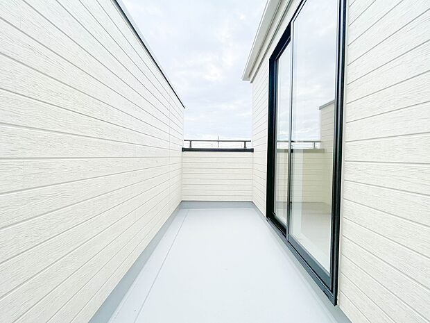 太陽の光が燦々と降り注ぐ広さのあるバルコニーで毎日のお洗濯も快適に。太陽は心を元気にしてくれますよね。