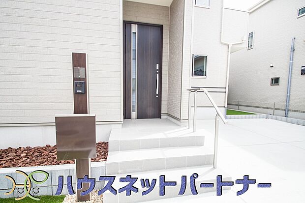 玄関の扉を開けるとそこは家族の待つお家。笑い声が聞こえてきそう。