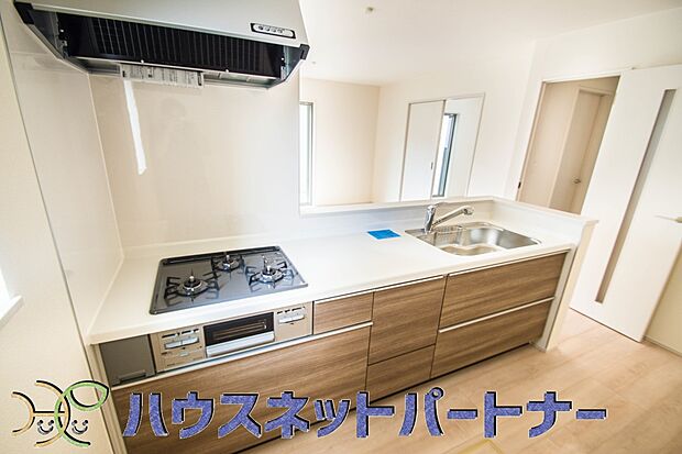 家族の様子を見ながらキッチンでお料理。一日の出来事を会話しながらの家事は嬉しいコミュニケーション。