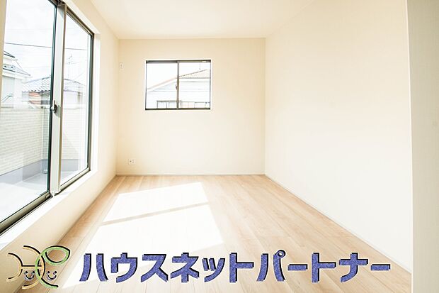 バルコニーに直接出入りできるお部屋です。ちょっと外の空気を吸いたい時や、ベランダでミニガーデニングなども楽しめそうです。