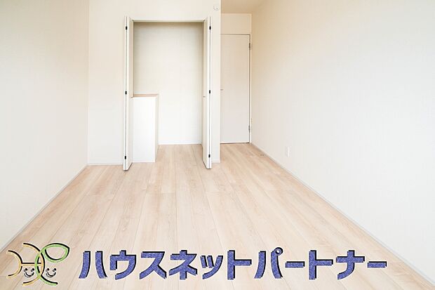 明るい窓のあるお部屋は子供部屋にぴったり。可愛い家具で素敵なお部屋に。