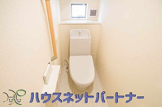 快適な生活を送るための必須アイテムとなった洗浄機能付トイレ。おしり洗浄、ビデ洗浄、暖房便座の3つの機能を標準装備しています。