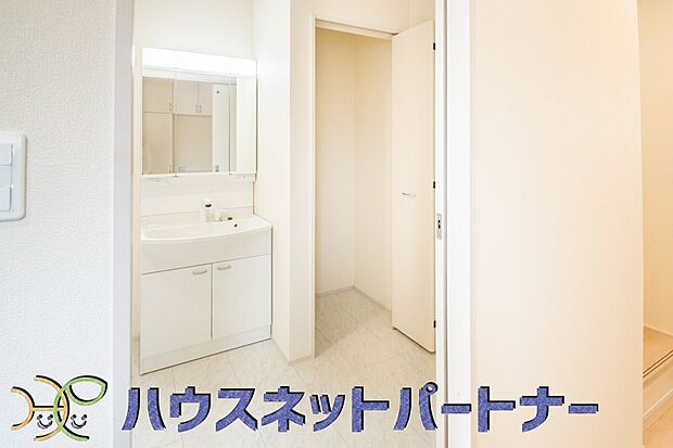 タオルやパジャマ、下着、掃除用品などランドリーに置きたいアイテムを一気に収納してくれる、あると便利サニタリー収納。