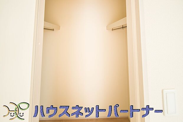 たくさんの洋服をかけてもシワになりにくいウォークインクローゼット。洋服以外にも、普段使わない家電やスーツケース、ストック品など何でも片付く嬉しい空間です。