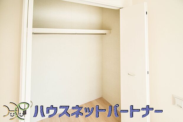 壁面クローゼットのメリットは、衣類が横一列に並ぶためひと目で洋服が選びやすいこと。衣類をたくさんお持ちの方も、限られたスペース内に無理なく収納することができます。