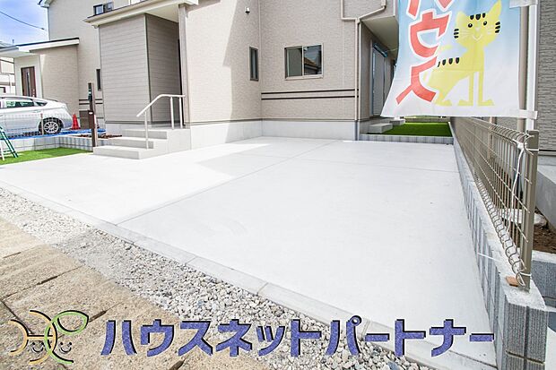 通勤や家族の送迎など、毎日の生活にマイカーが欠かせない方にとって駐車場は大事な条件。敷地内にカースペースがあれば、お出かけやお買い物の際の搬入出もらくらくです。