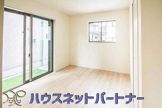 リビングのお隣の洋室は、ホームパーティーの時に開放して楽しい空間作りが出来ます。