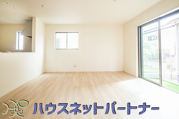 リビングは、食事スペースと寛げる場所設けてもまだ余裕の広さ。明るい光が照らしてくれます。