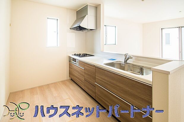 明るく開放的なオープンキッチン。家族とのコミュニケーションが取りやすく、みんなの笑顔が溢れます。