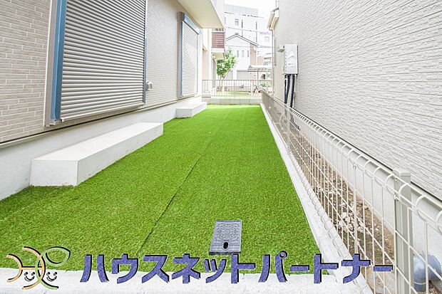 一戸建ての醍醐味は、何といっても庭があること。花や野菜を育てたり、子供と遊んだり、お客様を迎えたり…。大切なペットと過ごす心地良いスペースにもなりますね。