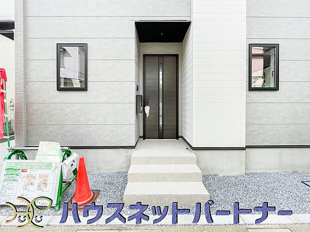 上質感漂う玄関へのアプローチ。居住者の帰り、訪れる方を優しく迎える・安らぎに満ちた生活空間を予感させる。健やかな暮らしを楽しめそう。