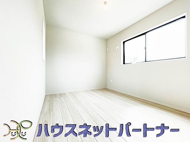 独立性を高めたお部屋。たっぷりの収納も配備しており、片付いた空間を現実出来そう。陽光も降り注ぐ明るく開放的な空間が魅力的。