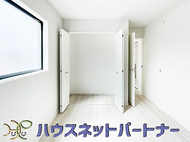 壁面クローゼットのメリットは、衣類が横一列に並ぶためひと目で洋服が選びやすいこと。衣類をたくさんお持ちの方も、限られたスペース内に無理なく収納することができます。