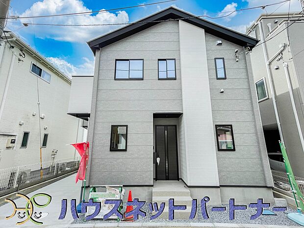 街に溶け合う美しい景観と、採光や風通しを考えて設計された間取り。近隣の視線を考え調整した窓位置など、外観だけでなく、住まうご家族の心地よさを最優先しました。