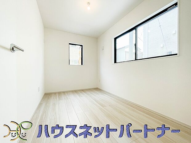 2面窓のある風通しの良いお部屋は心も体も元気にしてくれます。自分だけのお部屋作りを楽しんでみては。