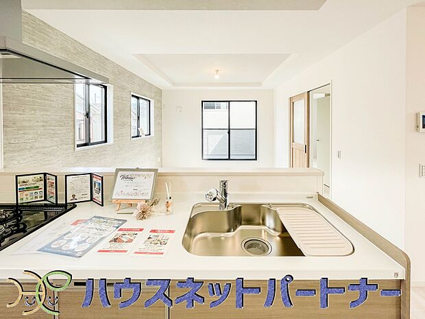 カウンターキッチンなら、リビングで遊ぶ子供の様子を見ながら料理ができるので安心です。料理を運んでもらったり、子供にお手伝いしてもらいやすいのもいいですね♪