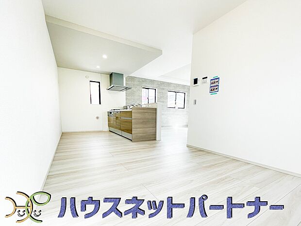 明るく開放的なダイニング。家族とのコミュニケーションが取りやすく、みんなの笑顔が溢れます