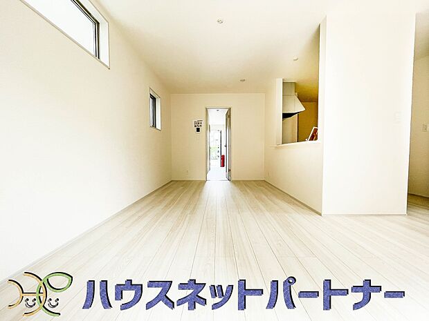 16帖以上のリビング。収納スペースがあります。何かと物が増えてします場所なので収納スペースがあるととても便利です。